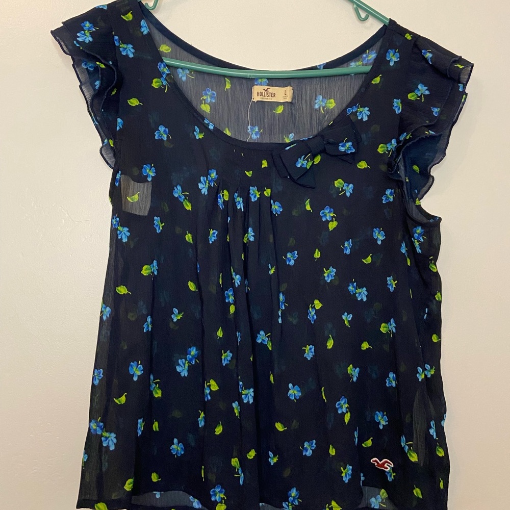 🦋Hollister Youth/Women’s Flower Top in Blue